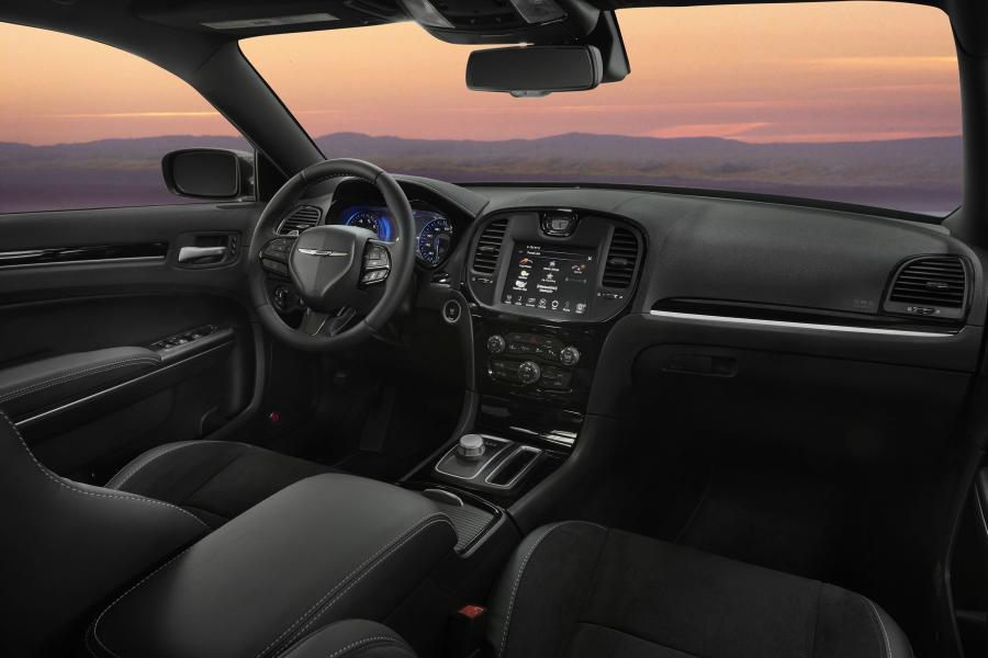 Торпедо Chrysler 300S Sport Appearance Package (LX2) 2016 года  (фото 26 из 27)